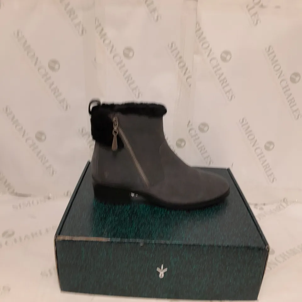 EMU AUSTRAILIA CHESTNUT EXPLORE BOOTS - DARK GREY - SIZE 8