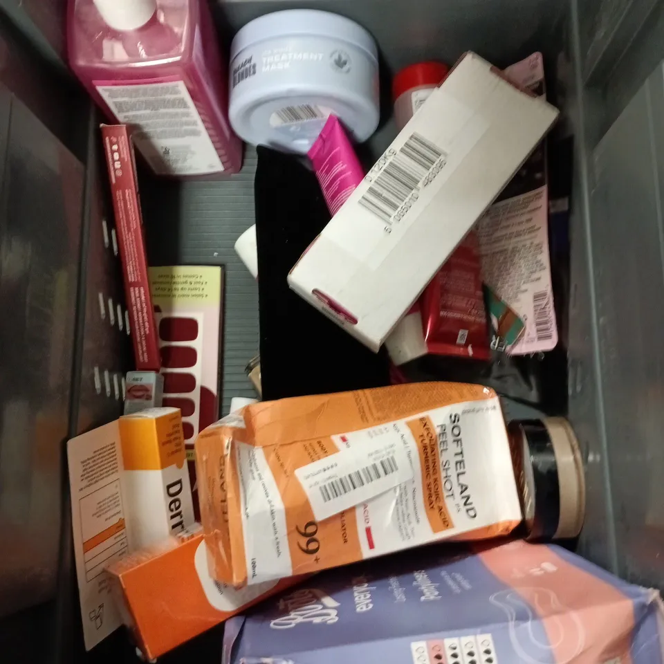 APPROXIMATEY 20 ASSORTED HEALTH AND BEAUTY PRODUCTS TO INCLUDE - SOAP & GLORY BODY WASH - NO7 MEN HAIR & BODY WASH AND LYNX SHOWER GEL