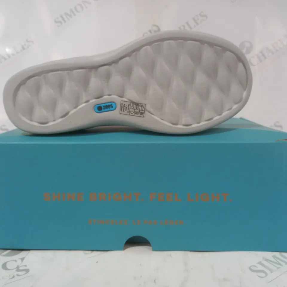 BOXED PAIR OF BZEES SHOES IN WHITE SIZE 6