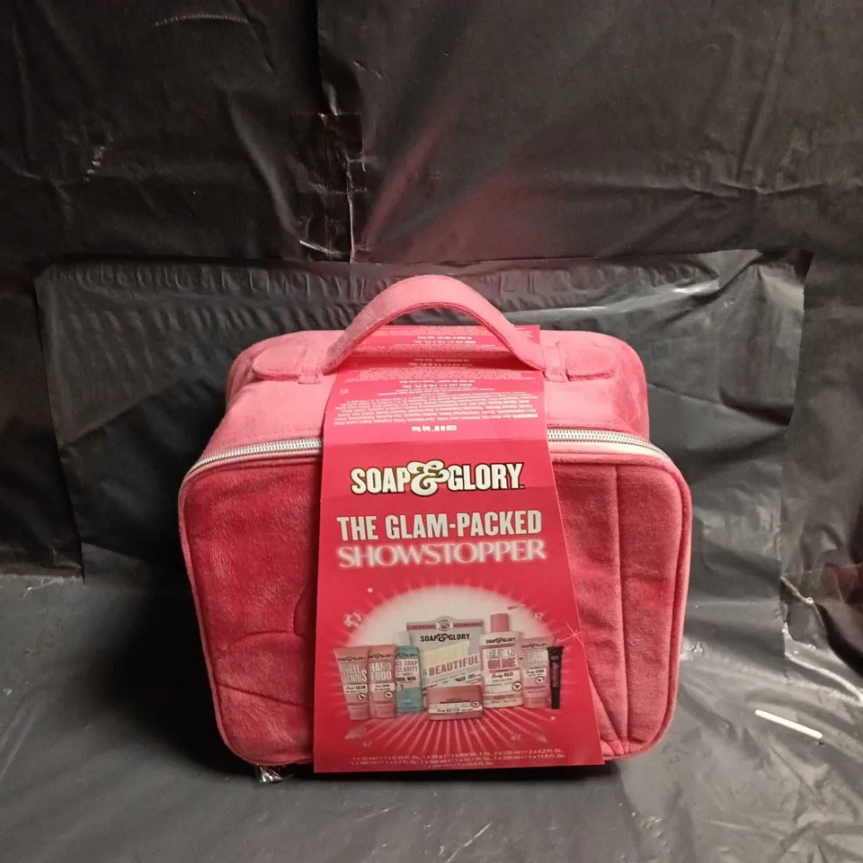 BOX OF APPROXIMATELY 20 COSMETIC GIFT SETS INCLUDING SOAP AND GLORY SHOWSTOPPER, SUPERDRY BEAUTY AND NO7