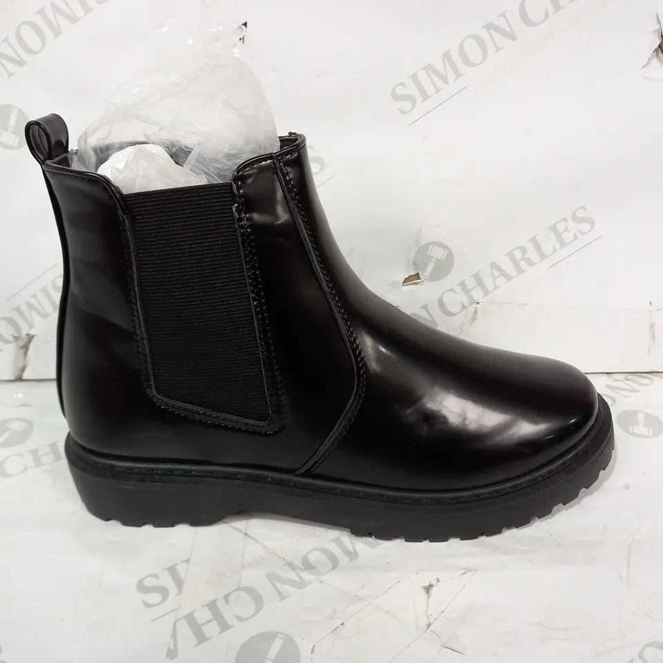 BOXED PAIR OF DESIGNER ANKLE BOOTS IN BLACK UK SIZE 6