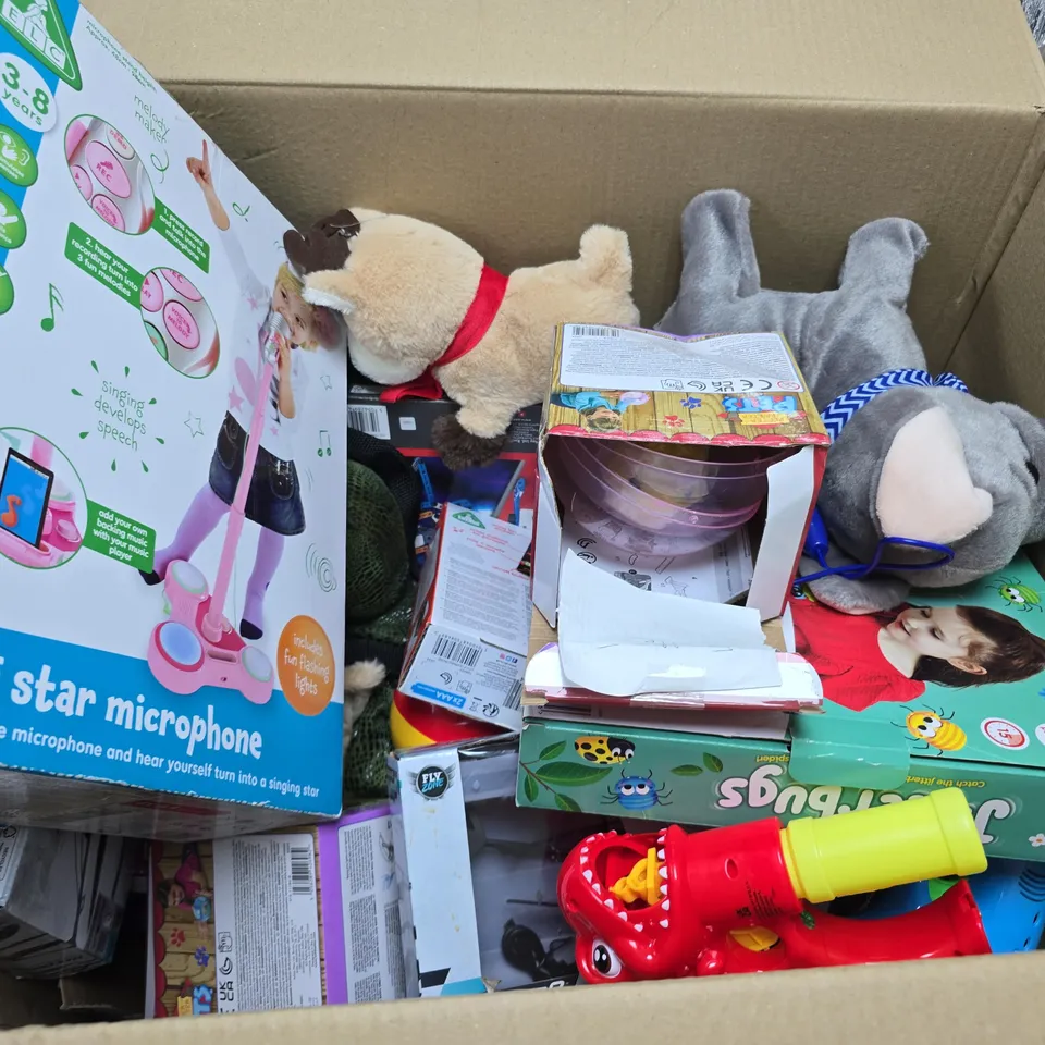 APPROXIMATELY 12 ASSORTED TOYS & GAMES PRODUCTS TO INCLUDE STAR CHOPPER, SING STAR MICROPHONE, NUSY LITTLE HAMSTER, ETC - COLLECTION ONLY