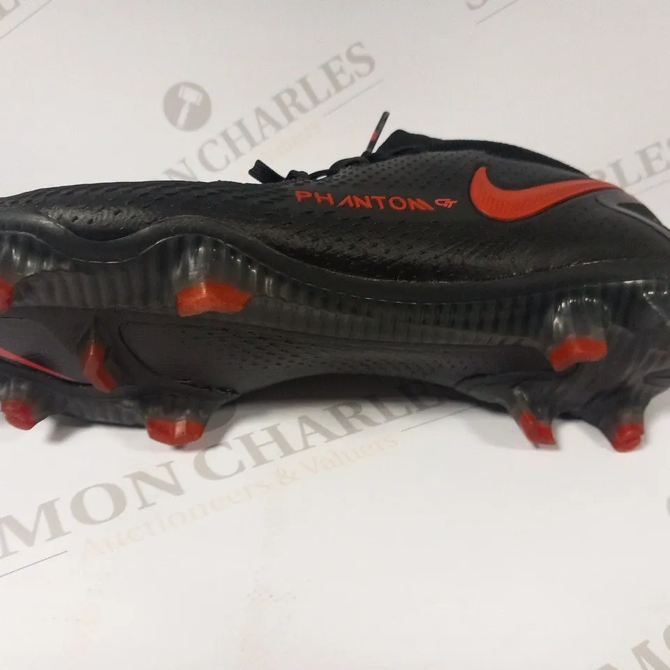 BOXED NIKE PHANTOM FOOTBALL BOOTS SIZE 7.5