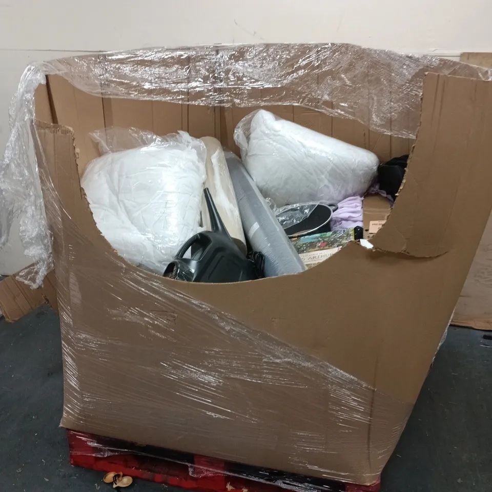 PALLET OF ASSORTED ITEMS TO INCLUDE RUG, HOME FABRICS, CLOTHING AND DIMPLEX MONT BLONC DXMCBF