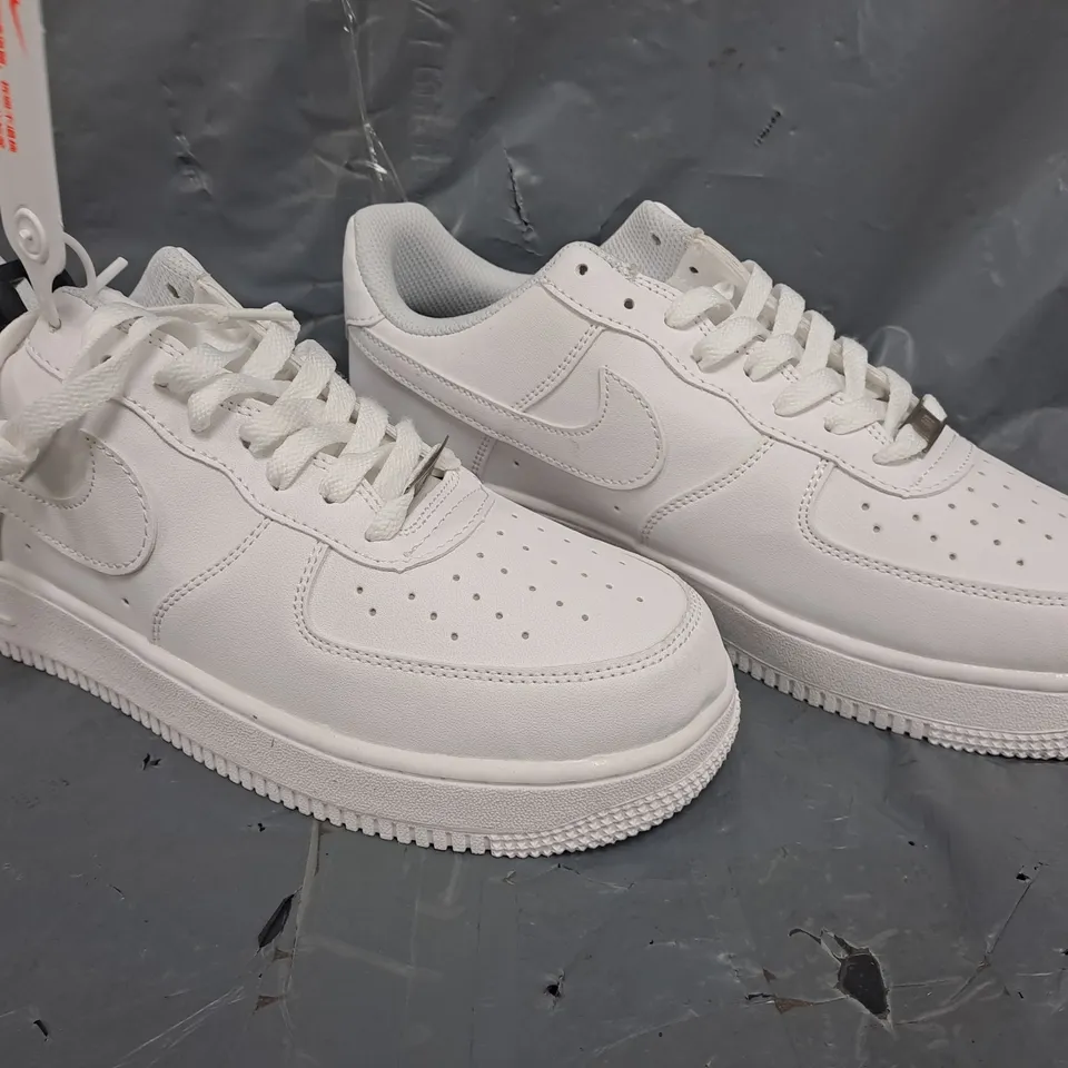 BOXED PAIR OF NIKE AIR FORCE 1 '07 SHOES IN WHITE SIZE UK 9