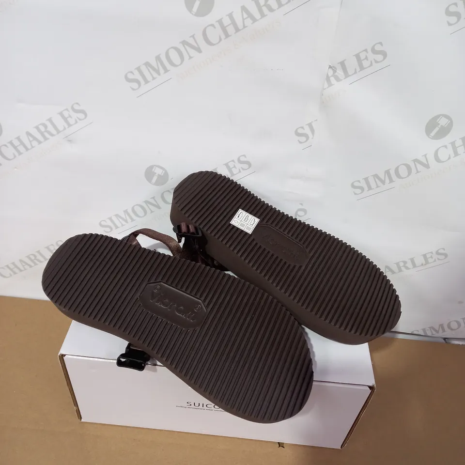 BOXED PAIR OF VIBRAM BROWN SANDALS SIZE 4