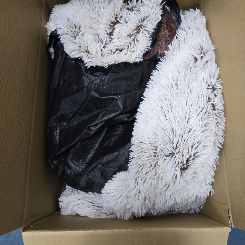 BOX OF APPROXIMATELY 12 ASSORTED ITEMS TO INCLUDE: MUK LUKS SLIPPERS 