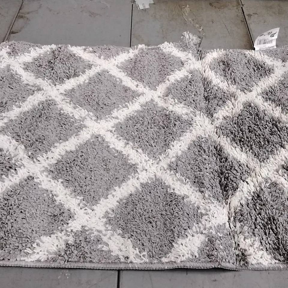 BRAND NEW DEGEORGE BATH MAT IN GREY - SIZE 50CM X 80CM 