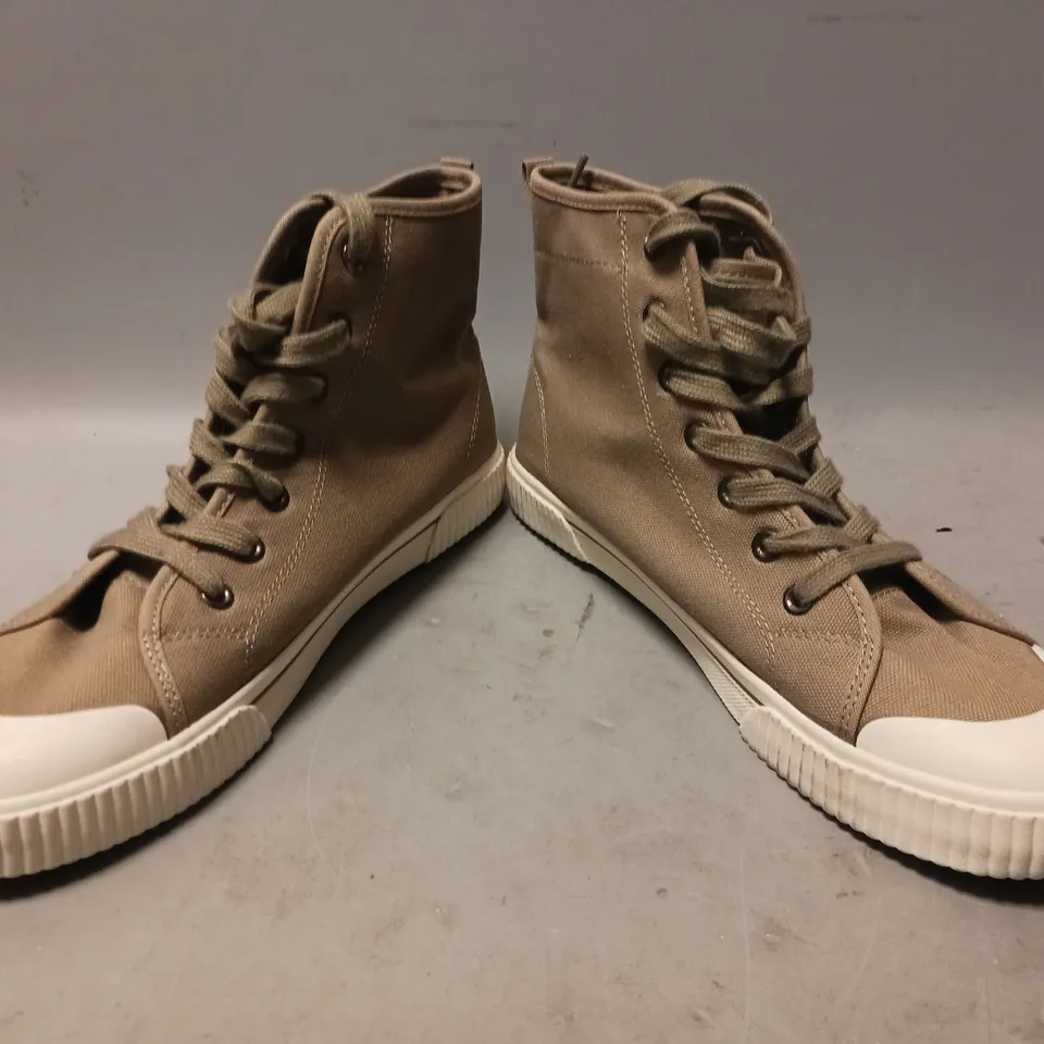 BOXED PAIR OF DESIGNER CANVAS SHOES IN TAUPE UK SIZE 7