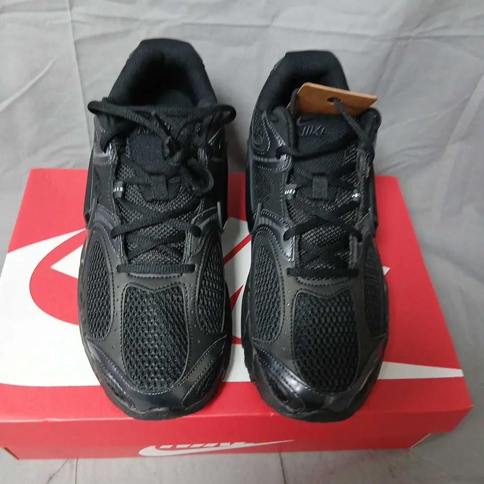 NIKE V5 RNR BLACK/ANTHRACITE SNEAKERS – MENS US 10.5 (UK 9.5 / EUR 44.5)