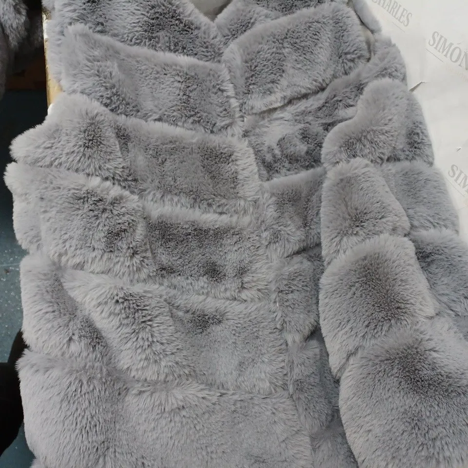 APPROXIMATELY 5 CLOTHING INCLUDING: SLEEVLESS FUR JACKETS BY FRANK USHER (ALL OF DIFFERENT SIZES AND COLOURS)