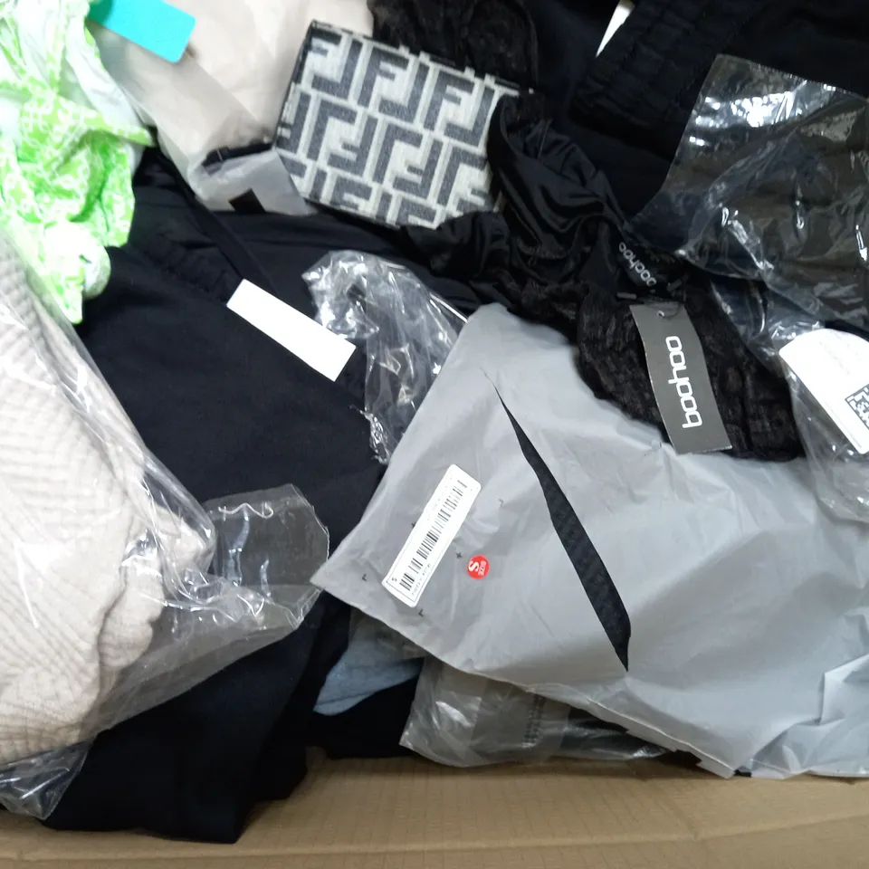 BOX OF APPROXIMATELY 25 ASSORTED CLOTHING ITEMS TO INCUDE - HANDBAG - T-SHIRT - JUMPER ETC