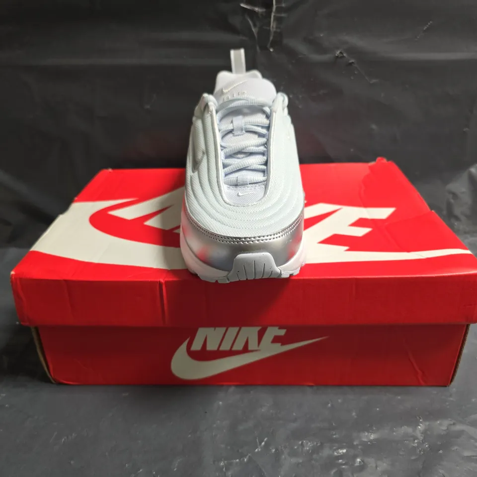 BOXED PAIR OF NIKE AIR MAX PORTAL SE TRAINERS IN FOOTBALL GREY/WHITE /METALLIC SILVER SIZE UK 5