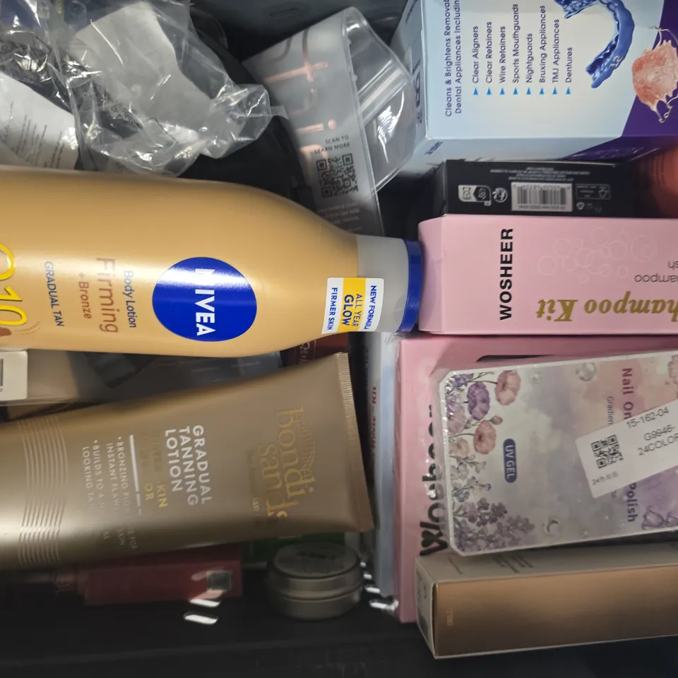 APPROXIMATELY 15 ASSORTED COSMETIC ITEMS INCLUDING VARIOUS MAKES AND BRANDS - COLLECTION ONLY