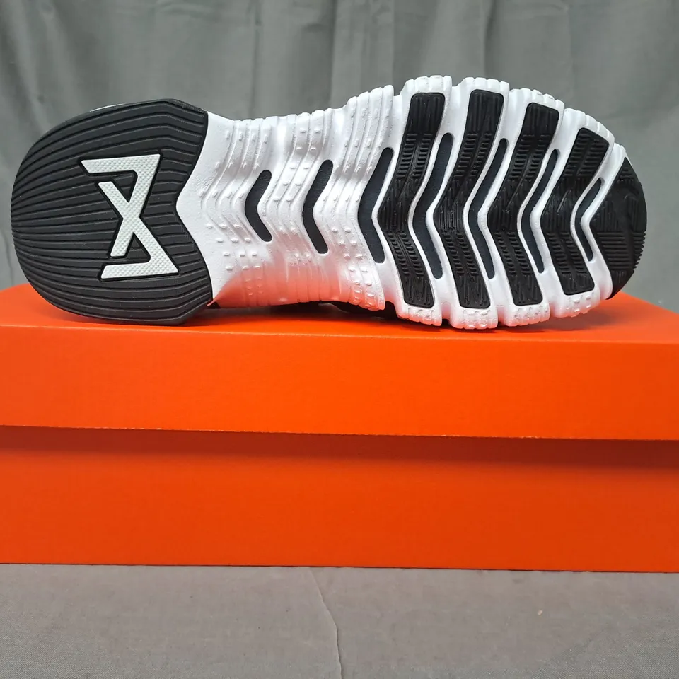 BOXED PAIR OF NIKE FREE METCON 5 SHOES IN BLACK/WHITE UK SIZE 5