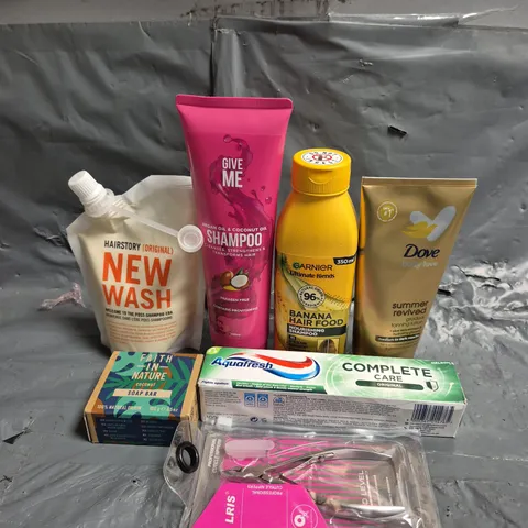 TOTE OF APPROXIMATELY 15 ASSORTED COSMETIC ITEMS TOO INCLUDE TOOTHPASTE, VEGAN SOAP AND SHAMPOO