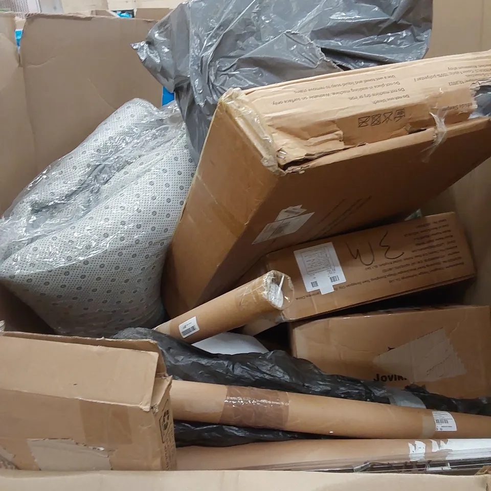 PALLET OF ASSORTED HOUSEHOLD ITEMS AND CONSUMER PRODUCTS TO INCLUDE; BEDSIDE SLEEPER CRIB, KITCHEN FAUCET, LAPTOP STAND, BABY WALKER, BOXED FURNITURE ETC 