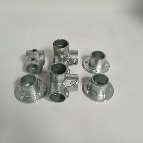 LOT OF ASSORTED METAL SCAFFOLDING FITTINGS