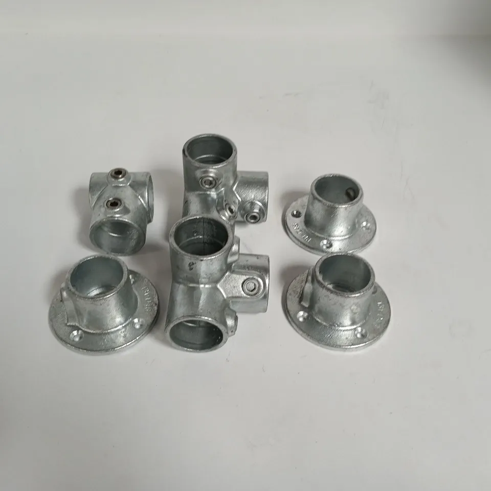 LOT OF ASSORTED METAL SCAFFOLDING FITTINGS