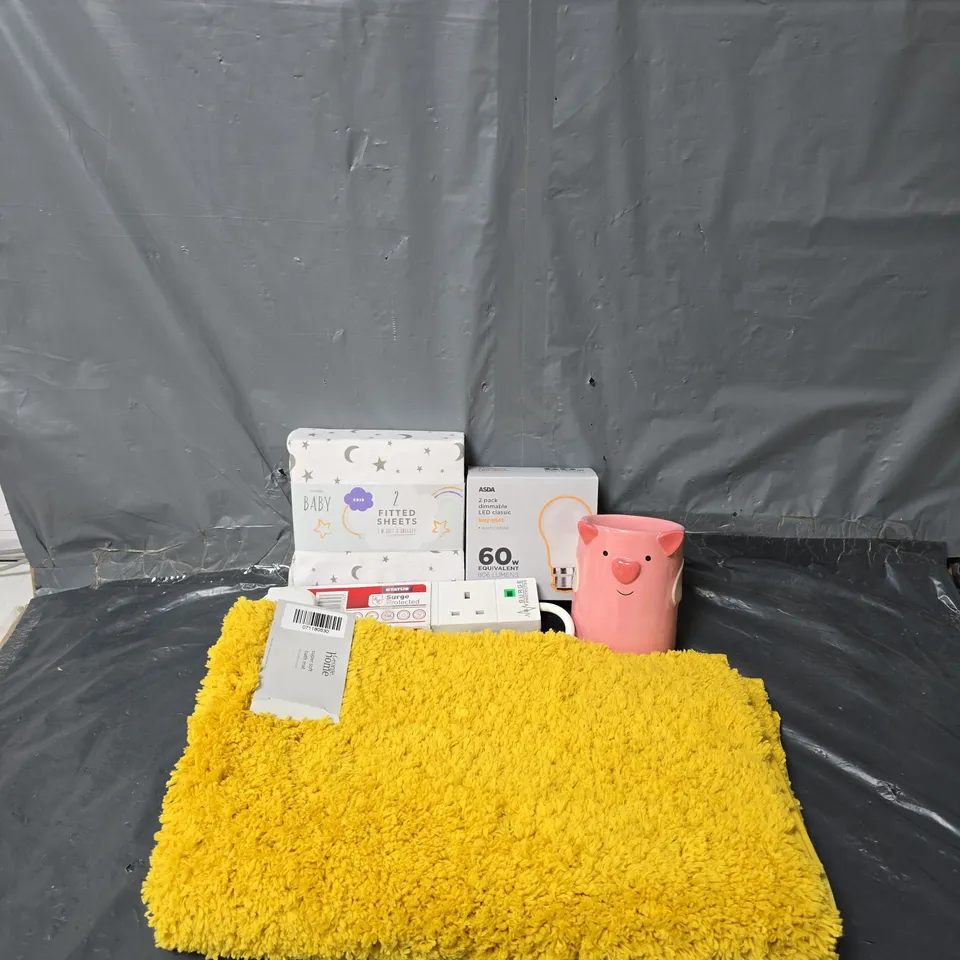 APPROXIMATELY 20 ASSORTED HOMEWARE ITEMS TO INCLUDE PIG SCENT BURNER, SUPER SOFT BATH MAT, BABY FITTED SHEETS, ETC - COLLECTION ONLY