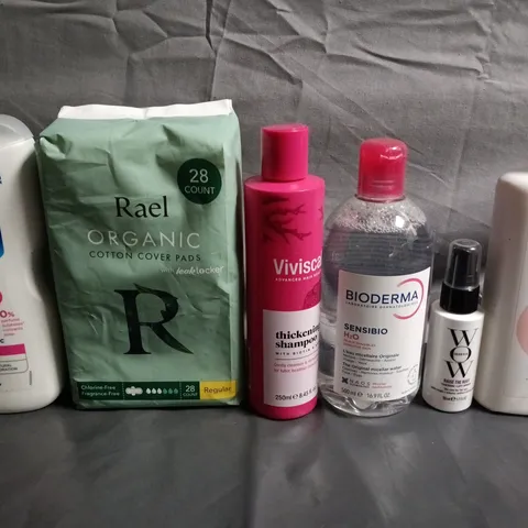 APPROXIMATELY 15 ASSORTED HEALTH & BEAUTY PRODUCTS TO INCLUDE E45, SANEX AND VIVISCAL