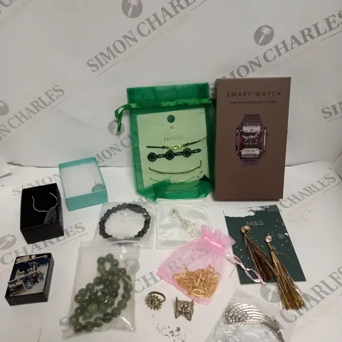 APPROXIMATELY 30 ASSORTED JEWELLERY ITEMS IN VARIOUS STYLES TO INCLUDE EARRINGS, NECKLACES, BRACELETS ETC	