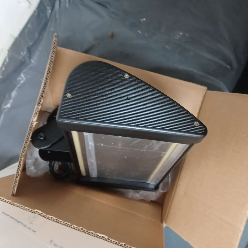 LOT CONTAINING X20 GU4SQSP 230V SQUARE QUADRUPLE GU/Z SPOTLIGHTS, 9 ADJUSTABLE WHITE WALL LIGHTS MODEL WB309 12 LARGE WALL MOUNTED SPOTLIGHTS