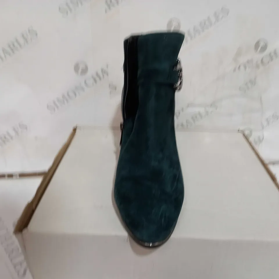PAIR OF MODA IN PELLE LORI GREEN SUEDE BOOTS SIZED 6