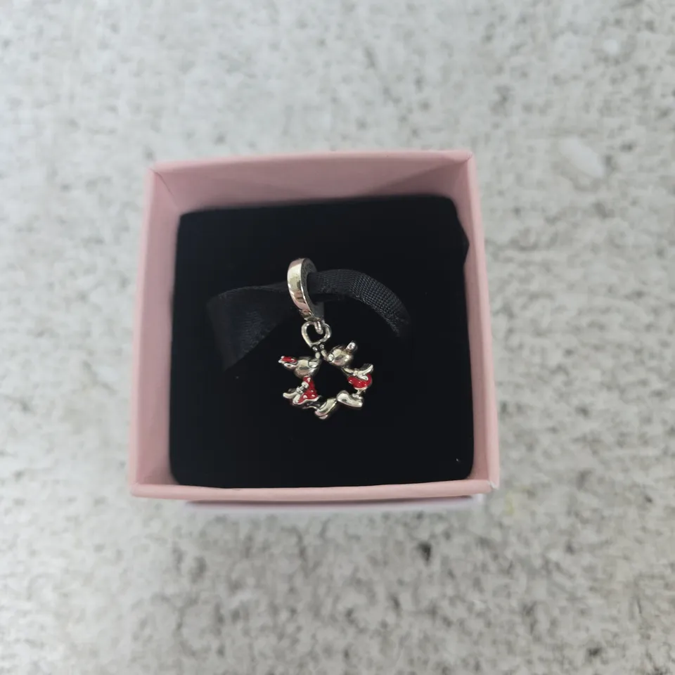 PANDORA DISNEY CHARM – CIRCULAR CHARM FEATURING TWO FIGURES IN RED OUTFITS (BOXED)
