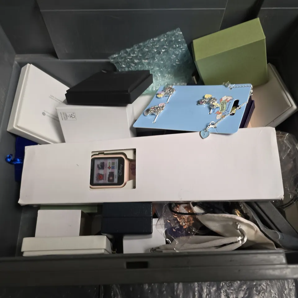 APPROXIMATELY 10 ASSORTED JEWELLERY ITEMS TO INCLUDE - NECKLACE ,WATCH , ETC