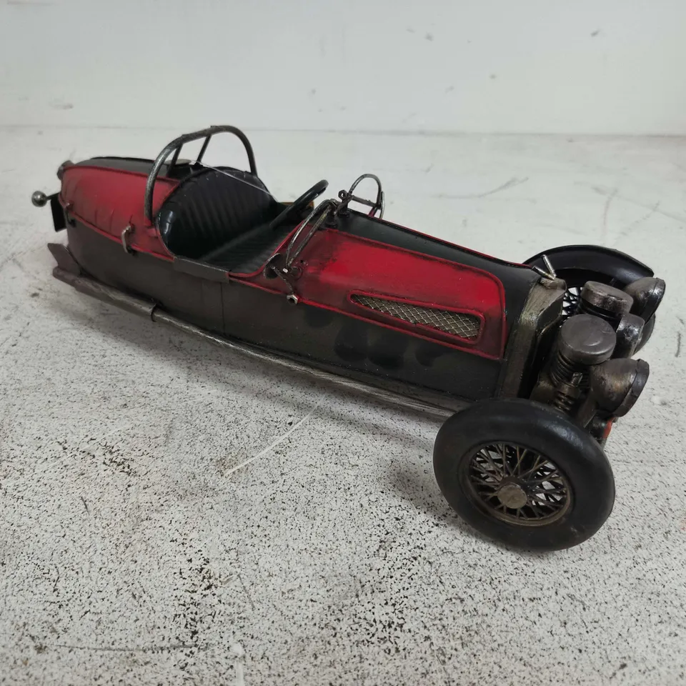 KREATIF KRAFT THREE-WHEELER CAR METAL ORNAMENT – HAND PAINTED