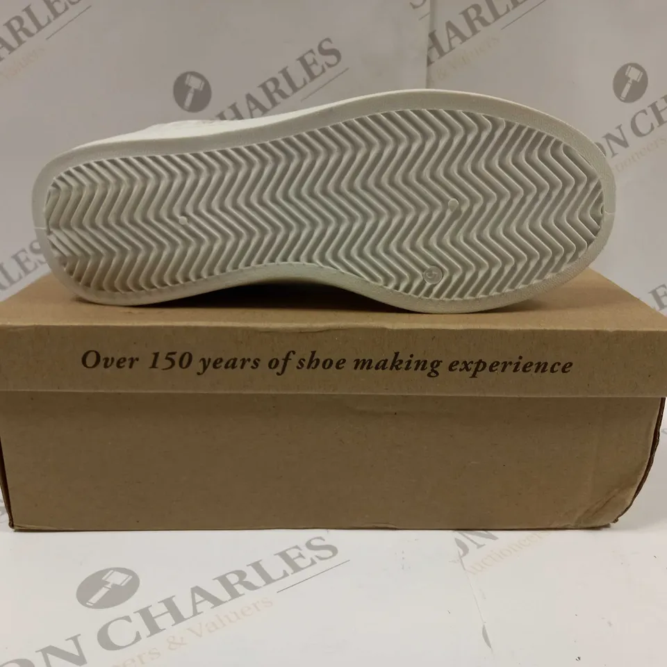 BOXED PAIR OF CUSHION WALK LASER CUT ZIP TRAINERS IN IVORY - SIZE 5
