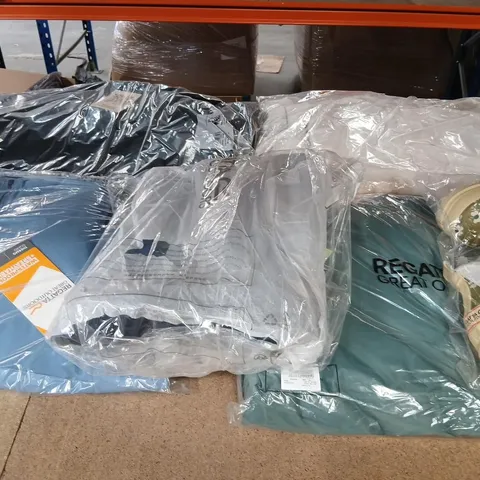 APPROXIMATELY 12 ASSORTED BRAND NEW ITEMS OF DARE 2 B/REGATTA CLOTHING AND ACCESSORIES