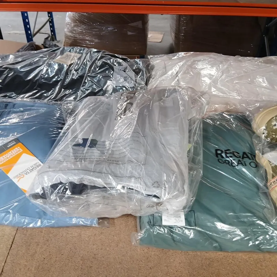 APPROXIMATELY 12 ASSORTED BRAND NEW ITEMS OF DARE 2 B/REGATTA CLOTHING AND ACCESSORIES