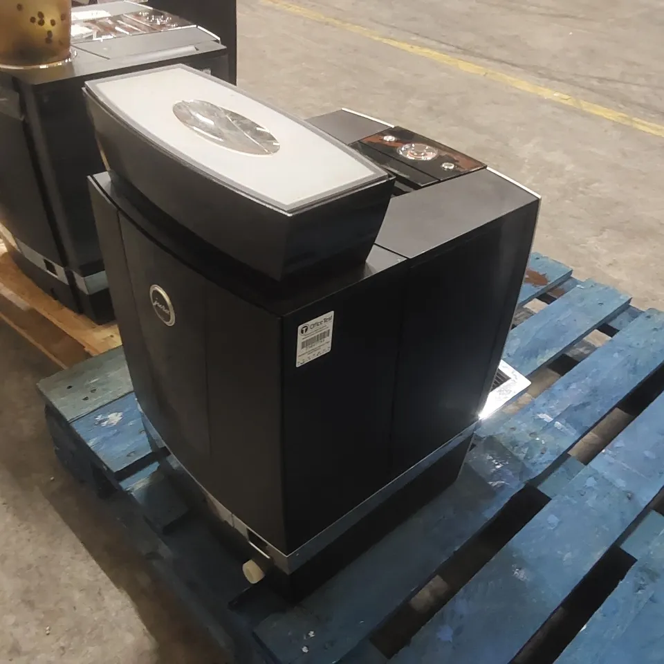 JURA GIGA COMMERCIAL COFFEE MACHINE 