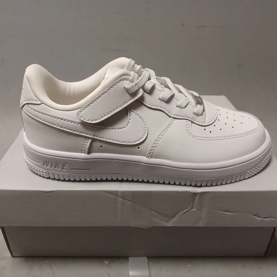 BOXED PAIR OF NIKE AIR FORCE 1 LOW EASYON TRAINES - UK SIZE 2