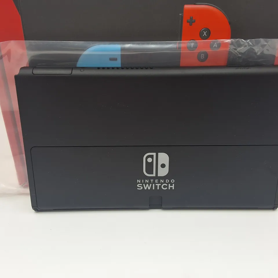BOXED NINTENDO SWITCH OLED HANDHELD GAMES CONSOLE WITH ACCESSORIES