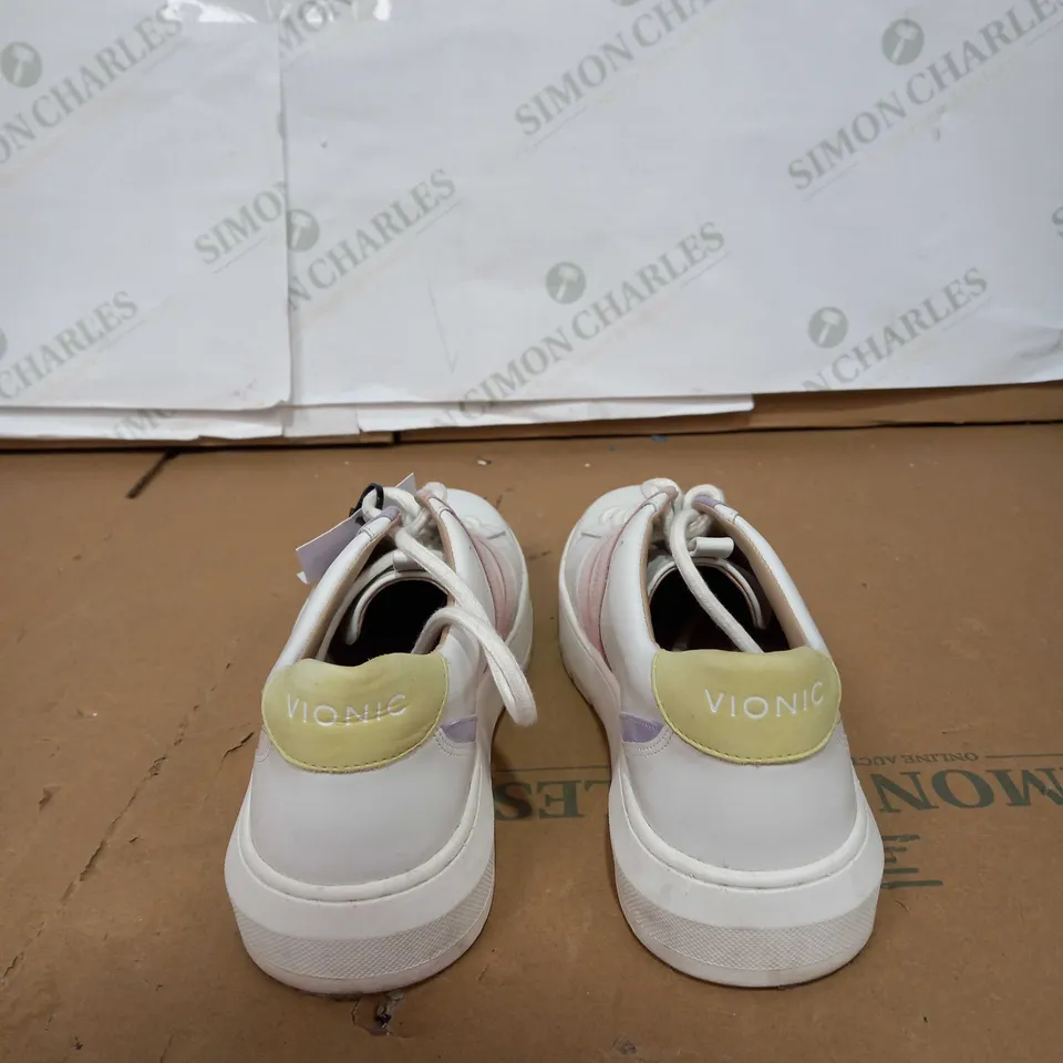 VIONIC PATTERNED TRAINERS SIZE 5