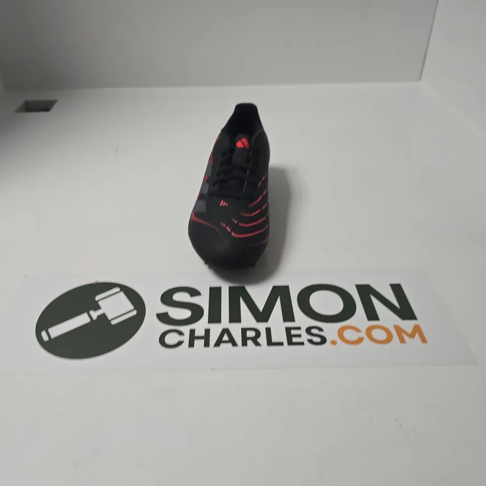 UNBOXED PAIR OF ADIDAS PREDATOR FOOTBALL BOOTS IN BLACK/RED - UK 5