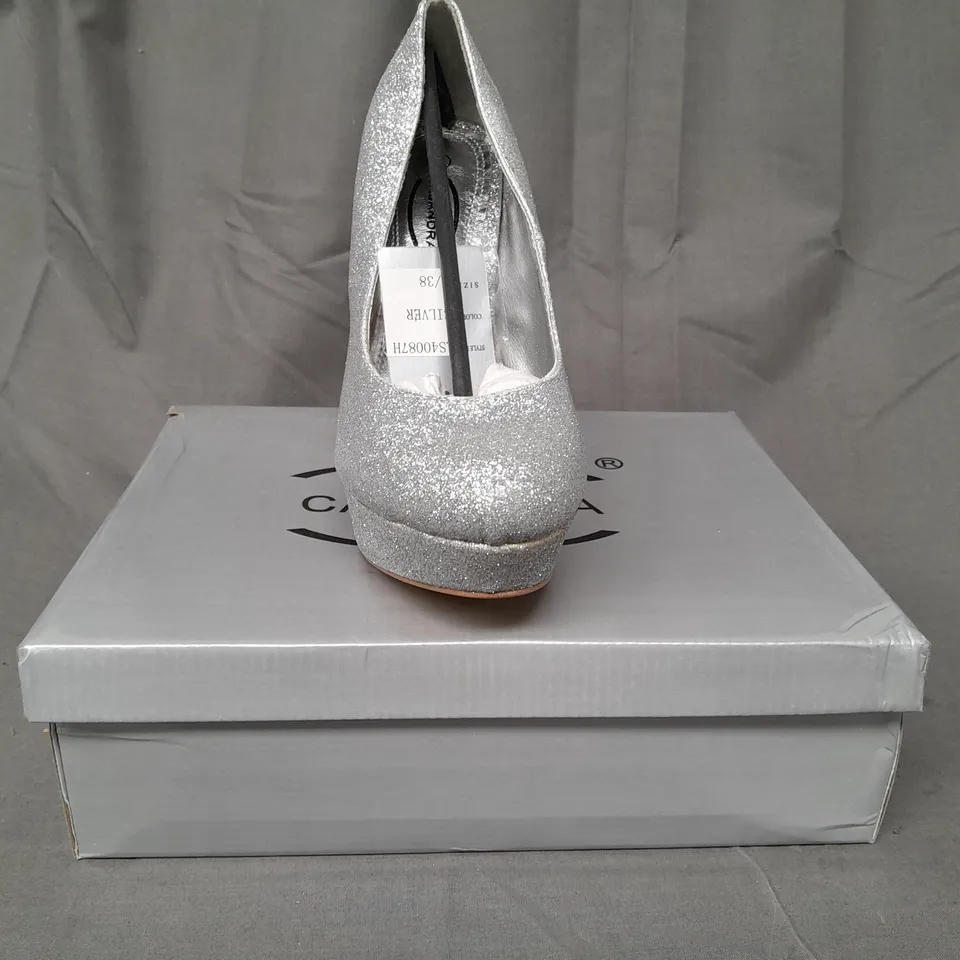 BOX OF APPROXIMATELY 10 PAIRS OF CASANDRA CLOSED TOE HIGH HEEL SHOES IN METALLIC SILVER W. GLITTER EFFECT - VARIOUS SIZES