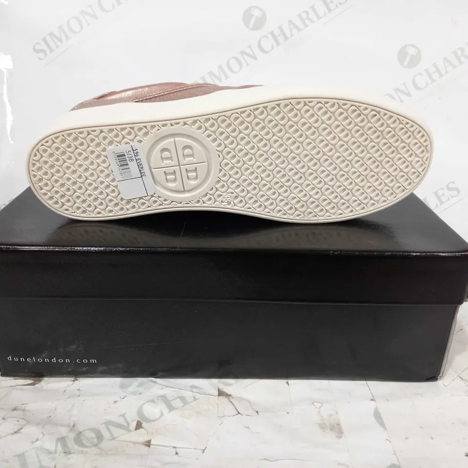 BOXED PAIR OF DUNE LONDON EVERLEE LACE UP TRAINERS IN ROSE GOLD COLOUR W. GLITTER EFFECT UK SIZE 5