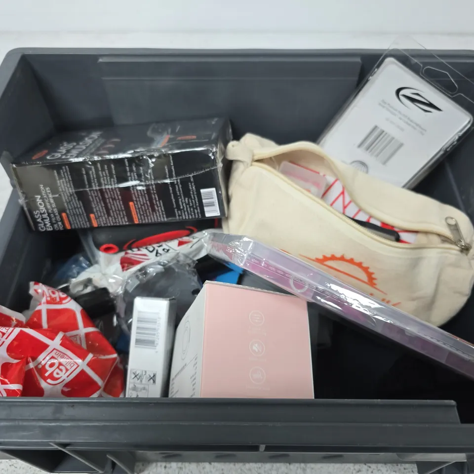 APPROXIMATELY 10 ASSORTED VEHICLE PARTS AND ACCESSORIES