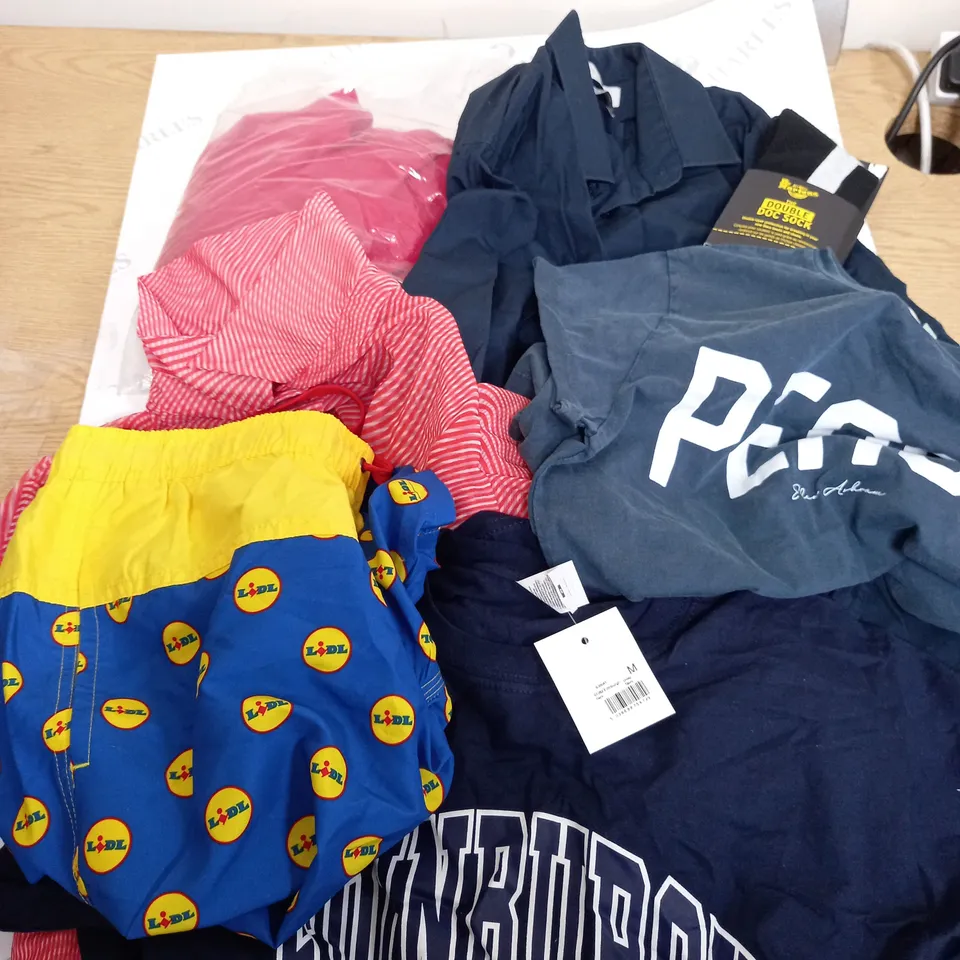 APPROXIMATELY 5 CLOTHING ITEMS INCLUDING SHORTS, T-SHIRTS, SHIRTS AND SHORTS