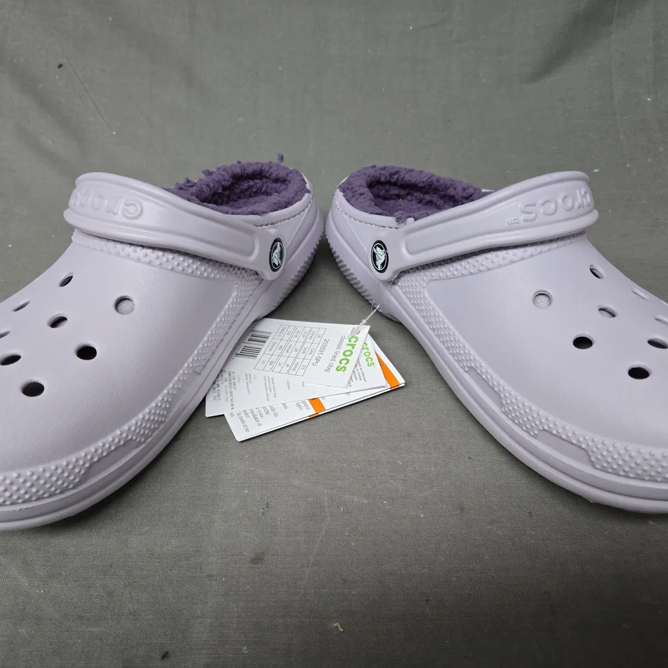 PAIR OF CROCS CLASSIC LINED CLOGS IN LILAC UK SIZE M5/W6