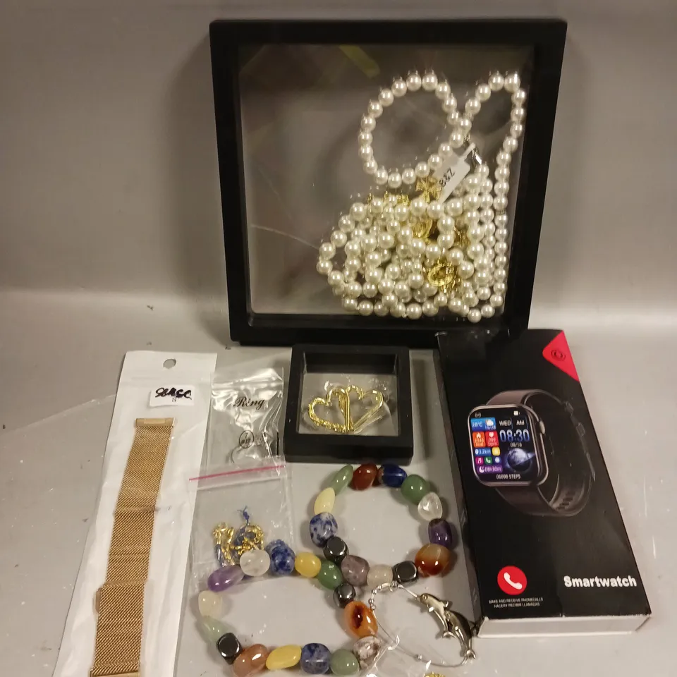 APPROXIMATELY 30 ASSORTED JEWELLERY ITEMS TO INCLUDE RINGS, BRACELETS, NECKLACES ETC