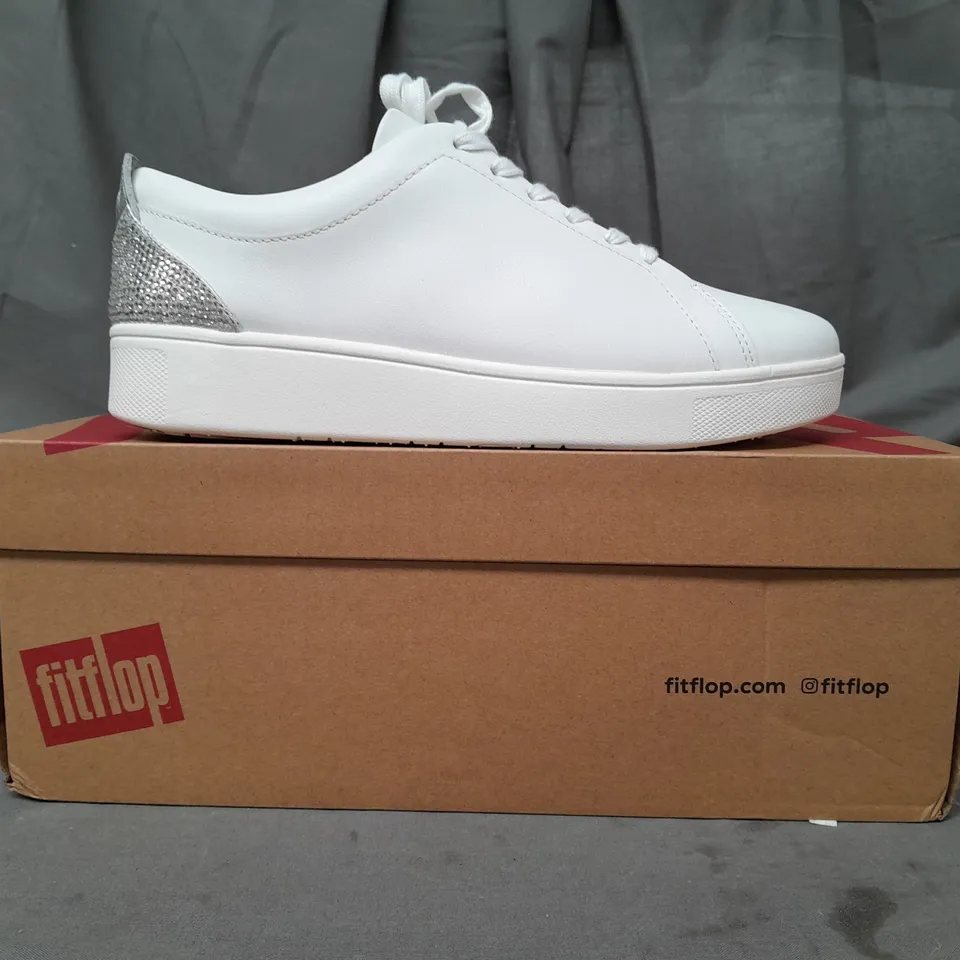 BOXED PAIR OF FITFLOP RALLY CRYSTAL-BACKTAB LEATHER SNEAKERS IN WHITE/SILVER UK SIZE 4