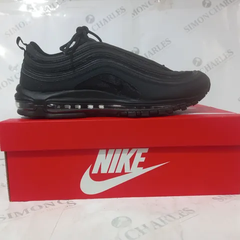 BOXED PAIR OF NIKE SHOES IN BLACK UK SIZE 12