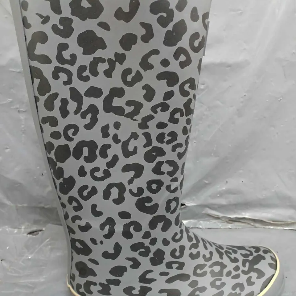 ELLESPORT LEOPARD WELLINGTON BOOTS IN GREY/BLACK - SIZE 5