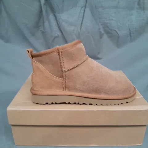 BOXED PAIR OF UGG BOOTS SIZE 5