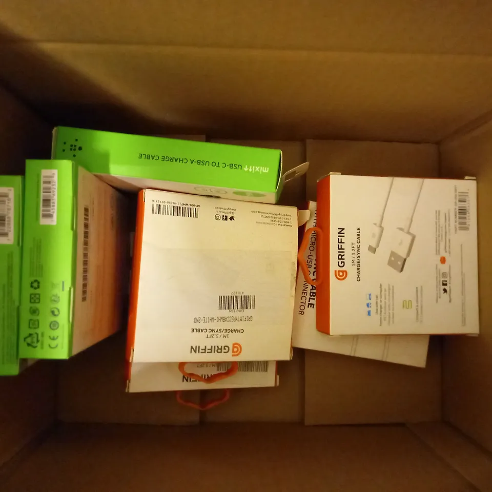 BOX OF APPROX 5 ITEMS TO INCLUDE BELKIN MIX IT CHARGING CABLE AND GRIFFIN CHARGING CABLES